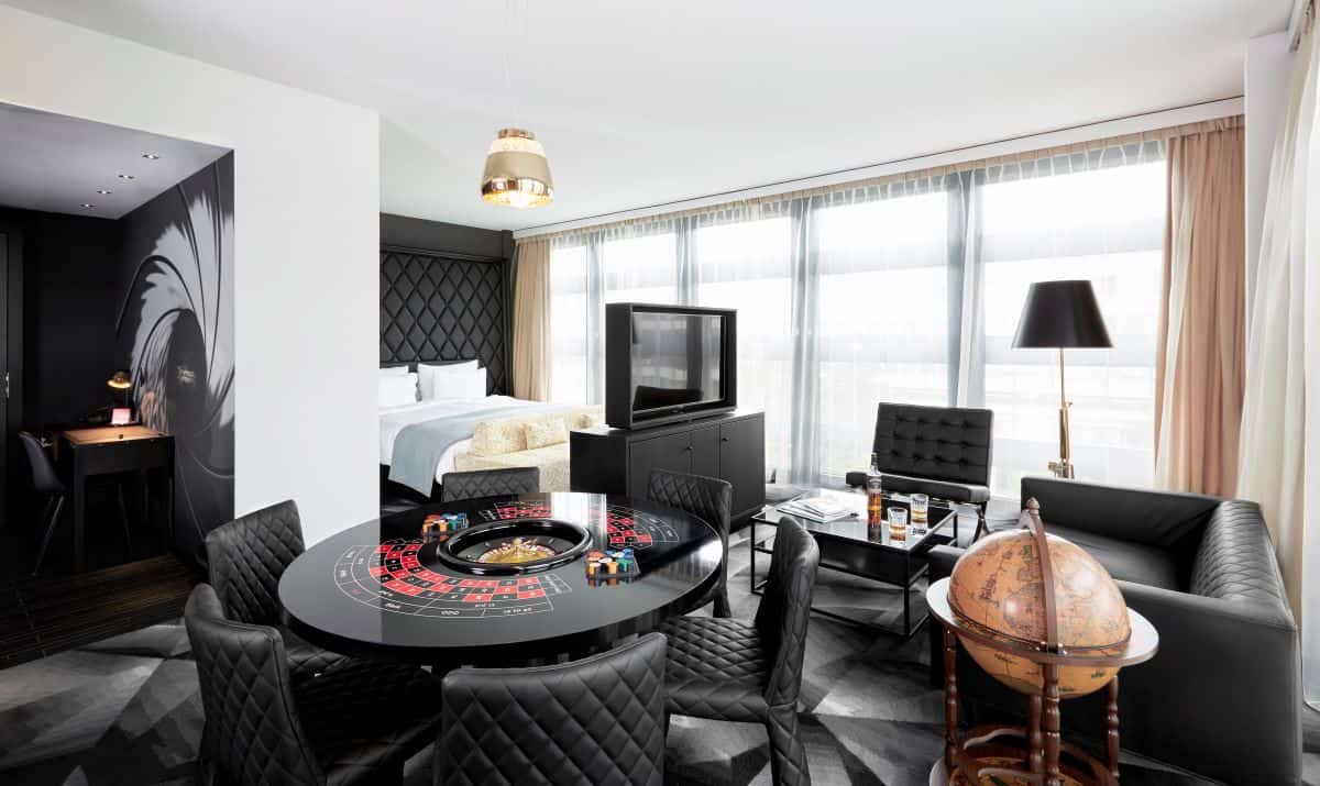 Gentlemen Suite with leather furnishings, whiskey trolley, roulette table and gun-shaped lamp