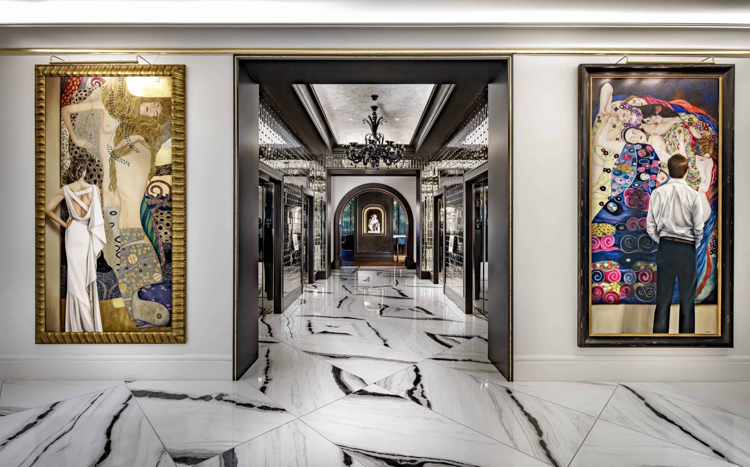 Manequins em frente a uma grande arte abstrata e um corredor de mármore com azulejos espelhados